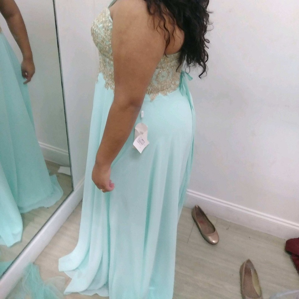PROM DRESS - Picture 3 of 6